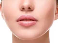 Primo piano di labbra carnose e rosa, con un leggero lucido, che mostrano diversi tipi di labbra.