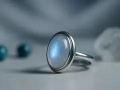 Anello con pietra di luna, che evoca le sue proprietà mistiche e calmanti.