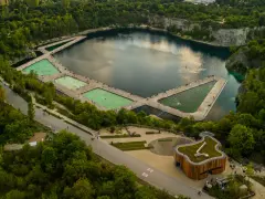 Kraków skałki: nowoczesne baseny w kamieniołomie, otoczone zielenią i skalnymi ścianami.