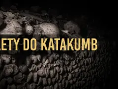 Paryskie katakumby: ściany z ludzkich kości i czaszek, z napisem "BILETY DO KATAKUMB". Mroczna atmosfera podziemi.