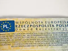 Dowód rejestracyjny z numerem VIN w dowodzie. Dokument zawiera flagę PL i napisy w wielu językach UE.