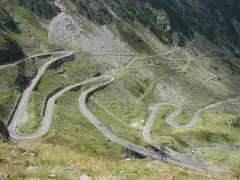 Kręta droga w górach, idealna na gotowe trasy motocyklowe. Wiele zakrętów i malownicze widoki.