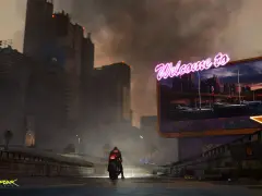Motociclista en Night City, con rascacielos y un letrero de neón "Welcome to". Ideal para los requisitos de Cyberpunk 2077.