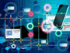 Pubblicità, comunicazione digitale e creatività d'impresa: laptop, smartphone e icone per blog, SEO, social media e sito web su sfondo blu tecnologico.