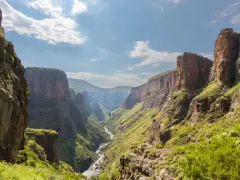Majestatyczny kanion z rzeką, otoczony stromymi, zielonymi zboczami. To krajobraz z Maseru, zapierający dech w piersiach widok.