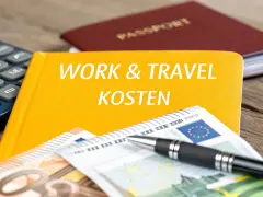 Ein gelbes Buch mit "WORK & TRAVEL KOSTEN" darauf, daneben ein Taschenrechner, Euro-Scheine, ein Stift und ein Reisepass.