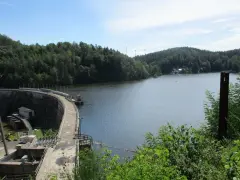 Talsperre Kriebstein mit Blick auf den Stausee und bewaldete Hänge. Ein schöner Ort zum Baden und Entspannen.