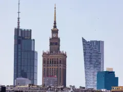 Warszawskie drapacze chmur, w tym Pałac Kultury i Nauki, symbolizują dynamiczną budowę miasta.