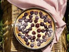 Ein köstlicher Kirschkuchen, bestäubt mit Puderzucker. Perfekt für sommerliche sauerkirschen rezepte.