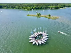Mazury, gdzie jechać? Zobacz krąg żaglówek na jeziorze, las i małą wyspę. Idealne miejsce na wakacje!