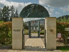 Ogrody Biblijne w Muszynie to wspaniałe atrakcje na weekend. Monumentalny anioł nad bramą zaprasza do zwiedzania.