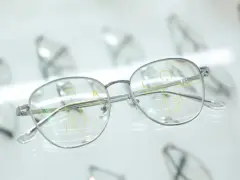 Okulary do bliży i dali z oznaczeniami L i R. Soczewki mają zaznaczone obszary widzenia, ułatwiające dobór korekcji.