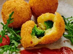 Chrupiące kulki ziemniaczane z brokułami w panierce panko. Pyszne, co to za danie?