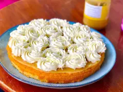 En härlig citronkaka med fluffig grädde, perfekt att baka med citron.