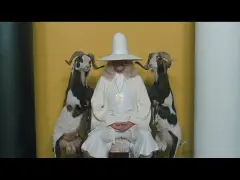Uomo con cappello conico bianco e due capre imbalsamate, simbolo de la montagna sacra Jodorowsky.