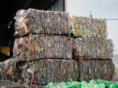 Skompresowane kostki plastikowych butelek w sortowni odpadów.