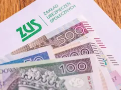 Kiedy trzynasta emerytura, ZUS przekazuje pieniądze. Widoczne banknoty 100, 200 i 500 zł.