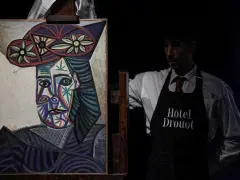 Portrait de Dora Maar par Picasso, présenté par un employé de l'Hôtel Drouot.