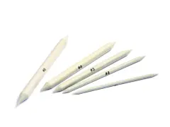 Ensemble d'estompeurs de dessin fait maison, de tailles variées, numérotés de #2 à #5, prêts à estomper les traits de crayon.