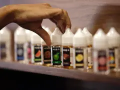 Mano elige un líquido con sabor a manzana, uno de los componentes principales es la glicerina, que es la glicerina.