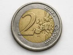 Pièce de 2 euros 2004, valeur faciale de 2€, avec la carte de l'Europe.