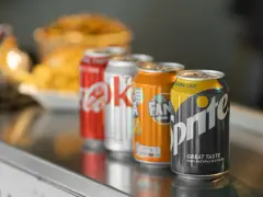 Puszki Coca-Cola, Fanta i Sprite. Idealne na keto, gdy masz ochotę na coś słodkiego bez cukru.