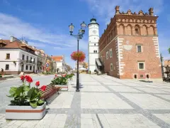 Rynek w Sandomierzu, największy rynek w Polsce, z ratuszem i kamieniczkami.