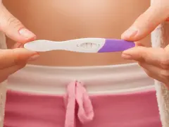 Dwie kreski na teście ciążowym pokazują, jak działa test ciążowy. Wynik pozytywny.