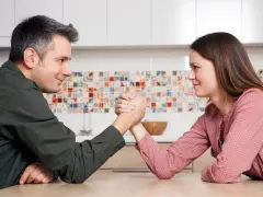 Para walczy na ręce, jakby to był ich sekretny zaklęcie miłosne z cukrem.