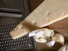 Skąd pochodzi ser parmezan? Odkryj tajemnice jego pochodzenia