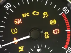 Armaturenbrett mit leuchtenden Warnleuchten: EPC, Motor, ESP, ABS, Bremsen, Airbag, Reifendruck, Lenkung. Die fiat kontrollleuchten bedeutung ist hier zu sehen.