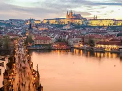 Zachód słońca nad Pragą, tłumy na Moście Karola. Czy do Czech potrzebny jest paszport? Nie, wystarczy dowód osobisty.