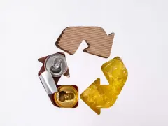 Symbol recyklingu z puszkami i folią. Uproszczona ewidencja odpadów w praktyce.