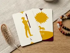Dos cartas de tarot, una con un hombre con bastón (sota de bastos invertida) y otra con el Sol y un caballo.
