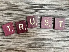 Litery układają się w słowo "TRUST". Kiedy pojawia się kłamstwo w związku, zaufanie znika.