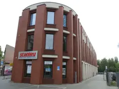 Nowoczesny budynek z cegły z napisem "stanley centrum medyczne".