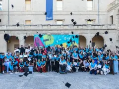 Graduados celebran lanzando birretes al aire en un evento de fp online Mallorca.