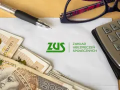 Pieniądze, długopis, okulary i kalkulator leżą obok dokumentu z logo ZUS. To może być podstawa do rozliczeń w systemie erp-7.