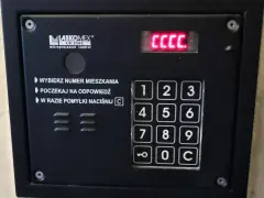 Jak otworzyć domofon Fermax kodem? Praktyczny przewodnik krok po kroku