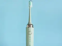 Nowa końcówka szczoteczki sonicznej czeka na montaż. Delikatny, miętowy kolor i elegancki design.