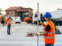 Czy geodeta to dobry zawód? Poznaj zalety i wyzwania tej kariery