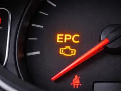 Świecąca kontrolka EPC na desce rozdzielczej Volkswagena. Czas sprawdzić, co się dzieje z silnikiem.