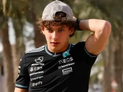 Kimi Antonelli, con gorra y camiseta de Mercedes-AMG Petronas, se toca la cabeza.