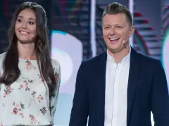 Uśmiechnięta para na scenie, gdzie nagrania programu telewizyjnego. Ona w kwiecistej sukience, on w marynarce.