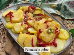 Patatas a lo pobre, la receta de la abuela, con patatas, pimientos y cebolla, un plato casero delicioso.