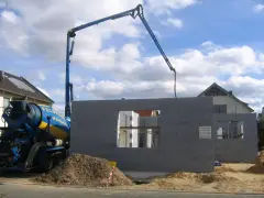 Betonowanie ścian z bloczków z betonu komórkowego. Wiele pozytywnych izodom opinie potwierdza jakość materiałów.