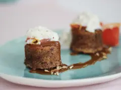 Zwei kleine Kuchen mit Karamellsauce, Nüssen und Sahne. Die süße Glucose-Verwendung macht sie unwiderstehlich.