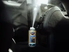 Pryskanie preparatem K2 Klima Fresh do dezynfekcji klimatyzacji samochodowej. Mgła rozpyla się w kierunku nawiewów.