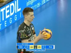 Siatkówka liga włoska: wynik meczu PER 26-25 PIA. Zawodnik z piłką, na niebieskim tle z logotypami.
