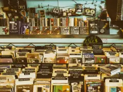 Wiedeń oferuje mnóstwo muzycznych skarbów. Na półkach sklepu z płytami znajdziesz klasyki jak Elton John, Nirvana, Oasis, a także nowsze brzmienia. Idealne miejsce, by odkryć, co warto kupić w Wiedniu dla fana muzyki.